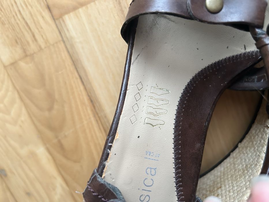 Damskie buty na koturnie brązowe