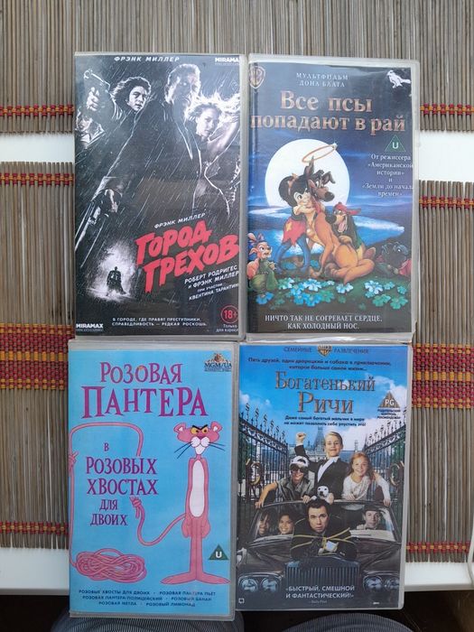 Видеокассеты с фильмами ужасов  Омен Терминатор Куб