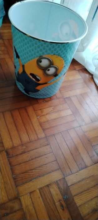 Vendo secretária Minions