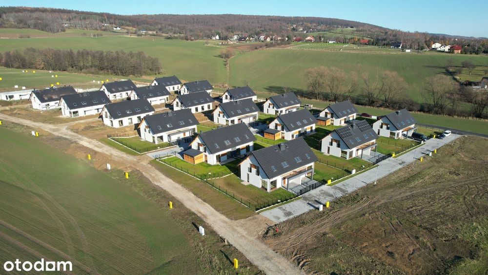 Dom z wiatą samochodową z osobnym wjazdem i dużym prywatnym ogrodem