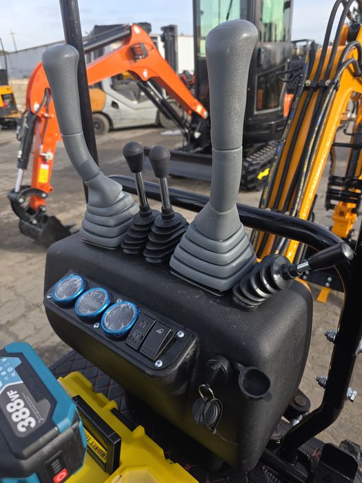 Mini Escavadora TRS HT12 – Pinça Hidráulica – Braços Ajustáveis – Nova