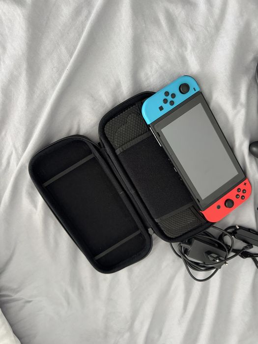 Nintendo Switch V2 128GB + Pokémon + FC 25 + Acessórios + Mala