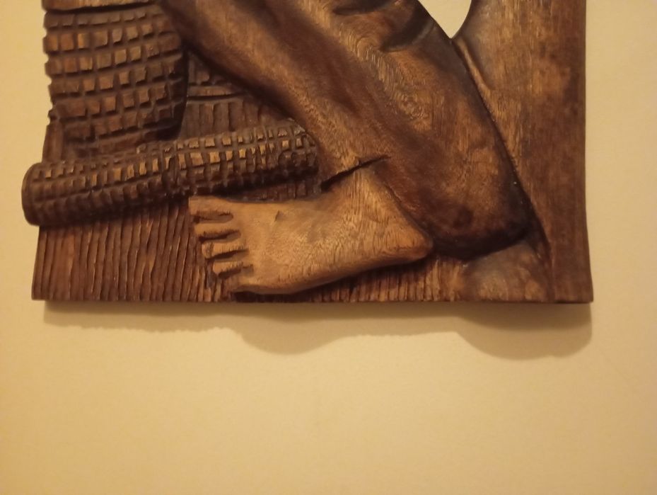 Escultura étnica grande em madeira maciça de parede