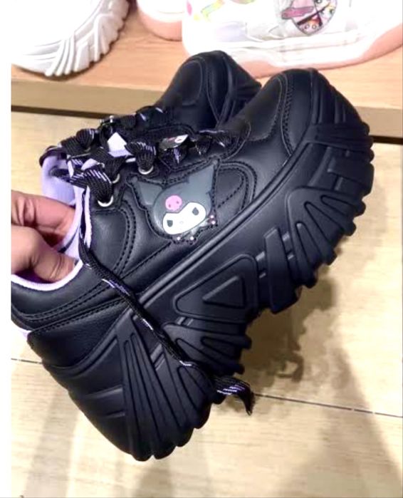 trampki na platformie Kuromi Bershka
