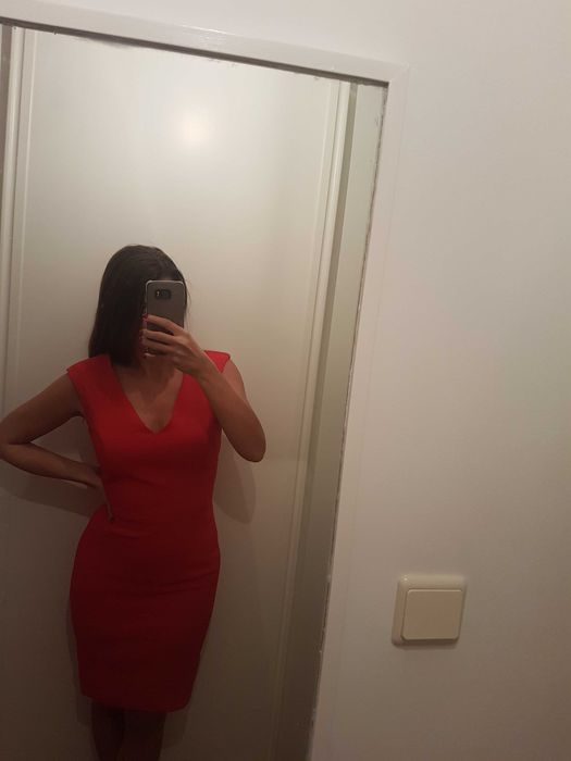 Vendo vestido vermelho cintado e elegante