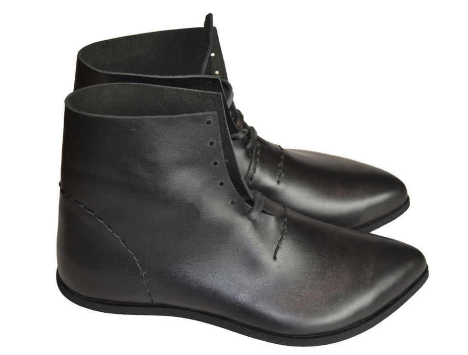 Buty z grubej skóry.
