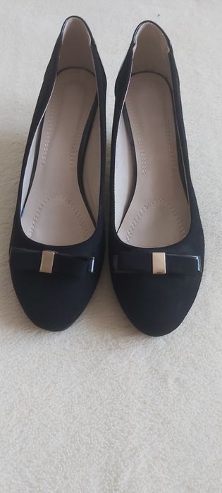 Sprzedam eleganckie nowe buty na koturnie roz.40