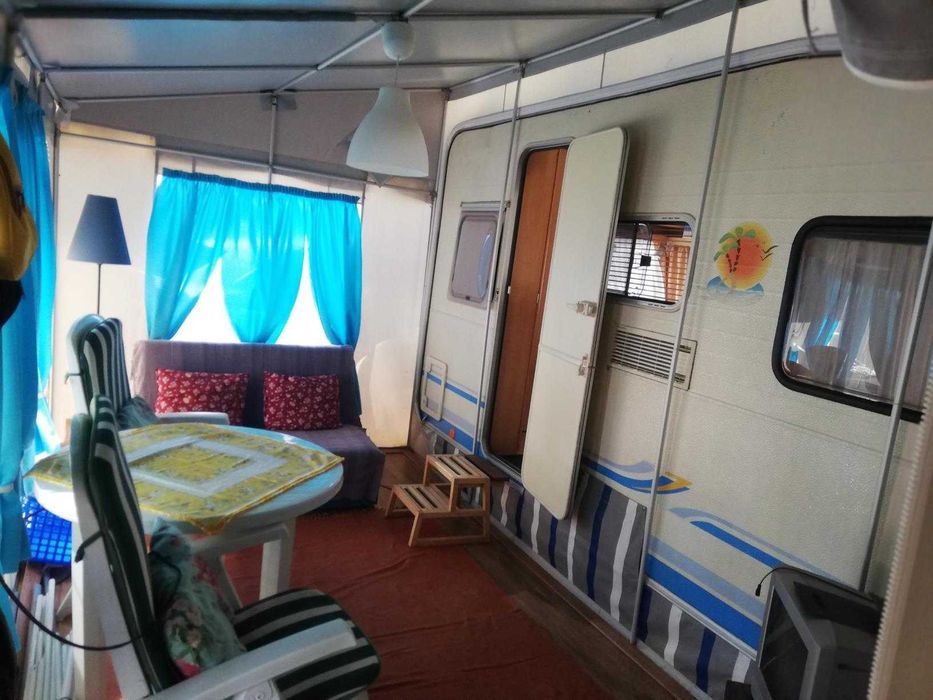 Caravana média multifuncional, com avançado rígido e cozinha