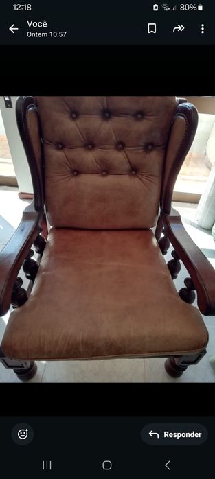 Sofás de cabedal, com estrutura em madeira.