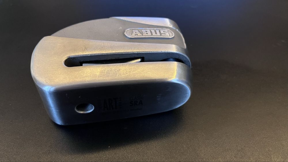 Blokada Abus 8008 na tarczę hamulcową motocykla