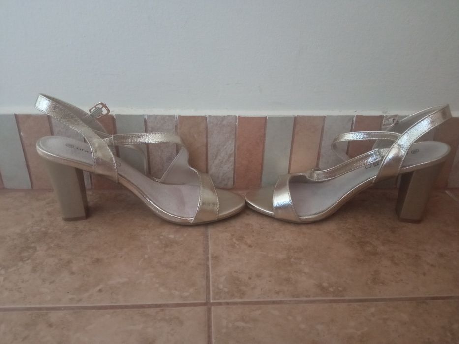 38 buty na obcasie