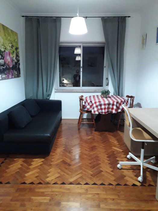 Quarto com varanda e muito sol!