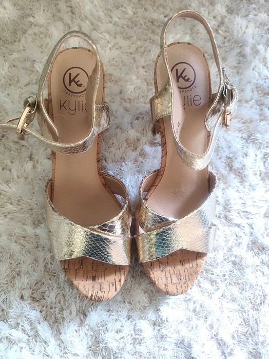 Sandálias Douradas Kylie Crazy – Tamanho 40 – Novas