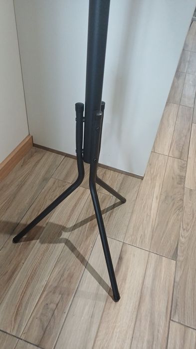 Cabide metálico de pé para casacos e roupa, preto, 49,5 x 49,5 x 169 cm (C x L x A)