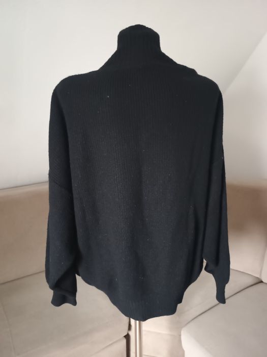 Czarny sweter damski