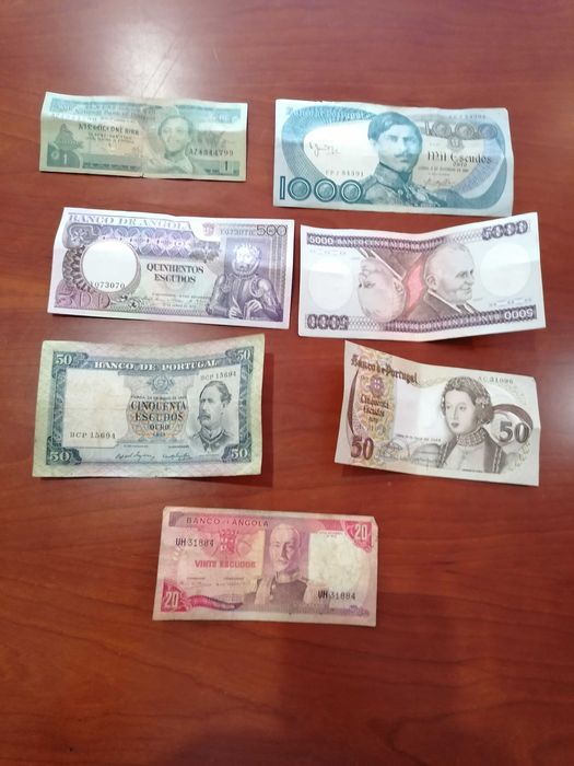 Várias notas de diversos países.