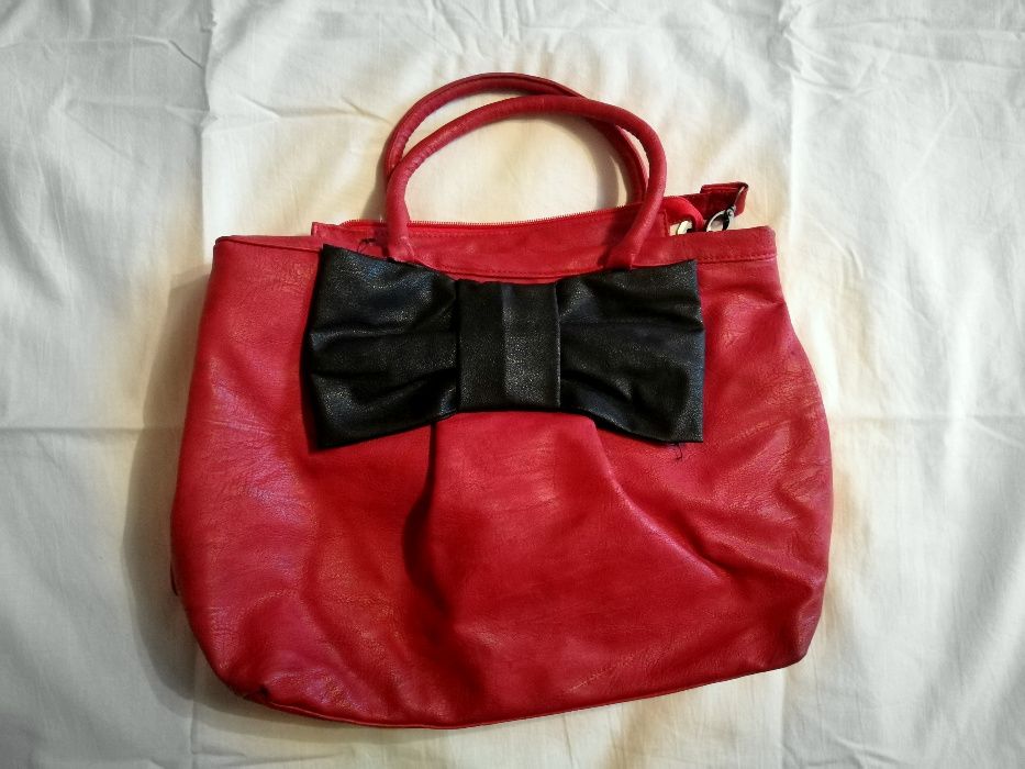 Czerwona torebka z kokardą