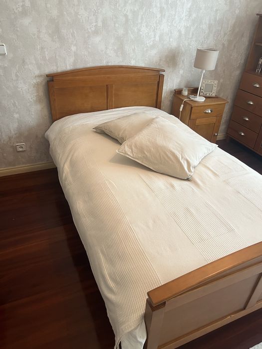 Cama e colchão em ótimo estado