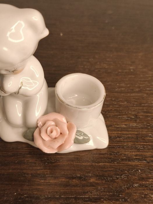 Porcelanowy figuralny świecznik z modlącą się dziewczynką i różą ²¹⁶