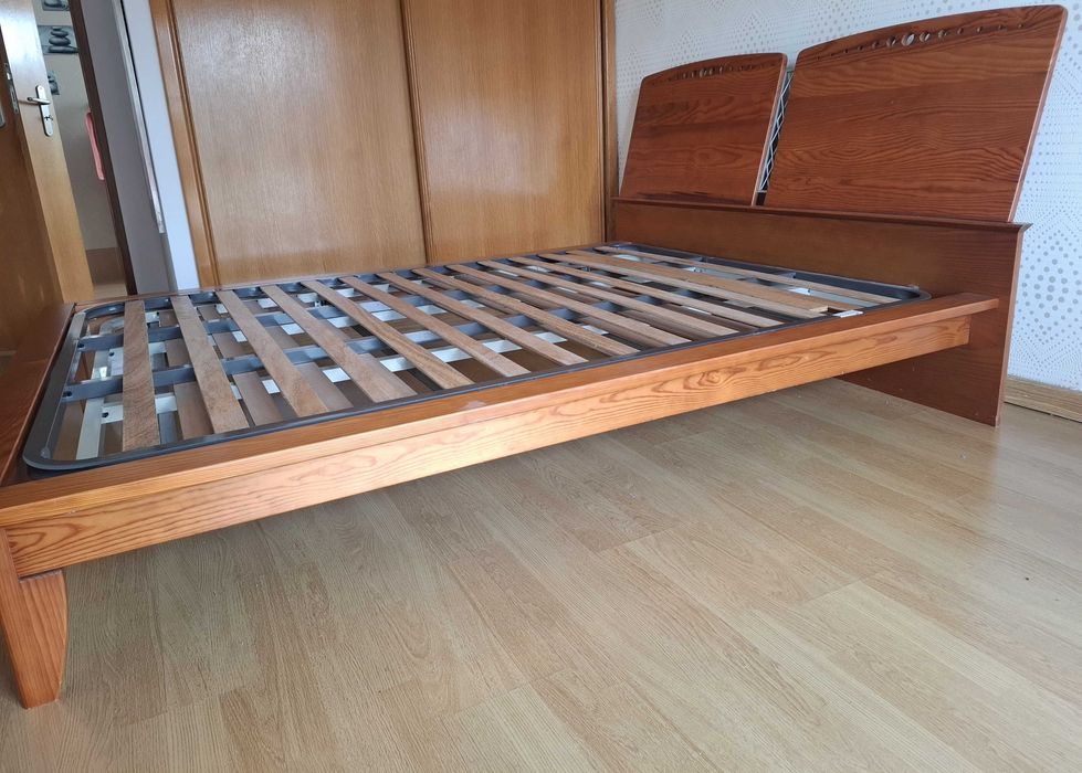 Mobília quarto completa-cama de casal, 2 mesas de cabeceira e 1 cómoda