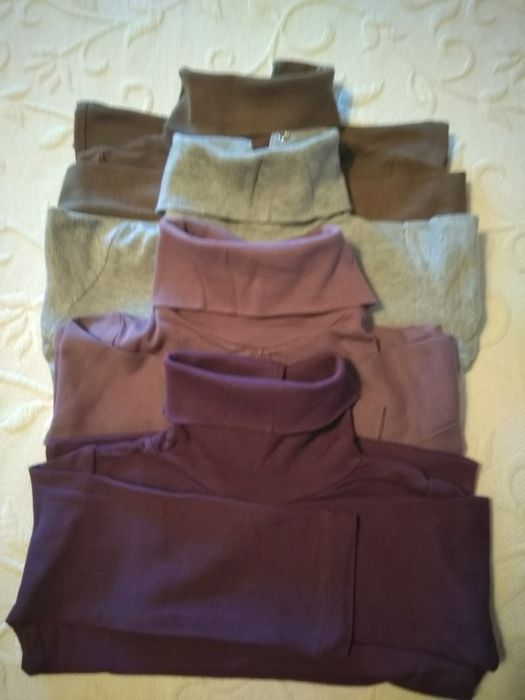 Quatro camisolas de algodão, manga comprida e gola alta