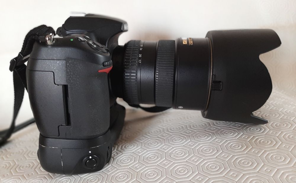 Nikon D300 com grip Nikon e lente 17-55mm f2.8