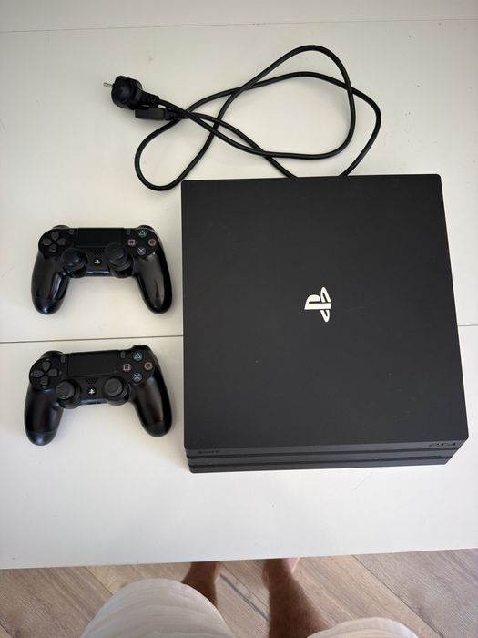 PS4 Pro 860GB + PS VR Original + 2 Comandos + 2 Jogos