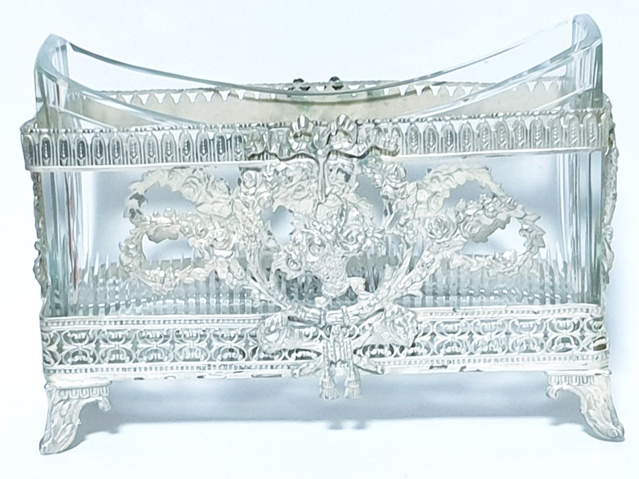 Rara pequena antiga jardinieira com armação banhada em prata Sec. XIX