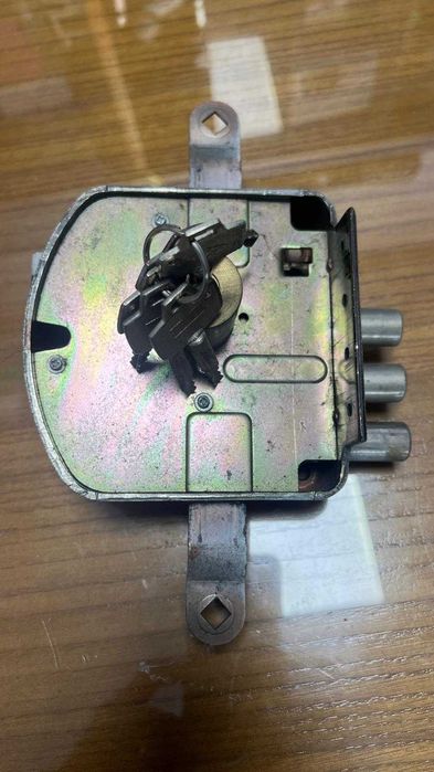 Fechadura de  3 trancas  e suporte para 2 varoes
