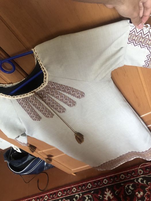 Сучасна лляна сукня-вишиванка,
