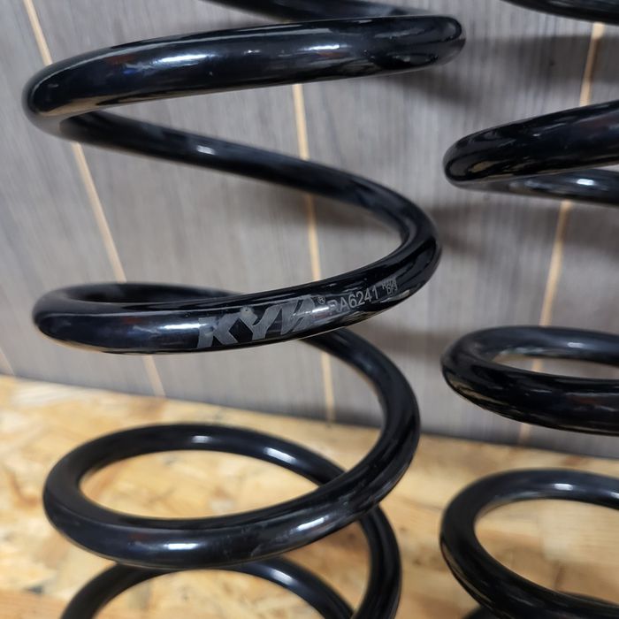 Sprężyny Zawieszenia Tył KYB RA6241 grupa VW Golf Skoda Seat