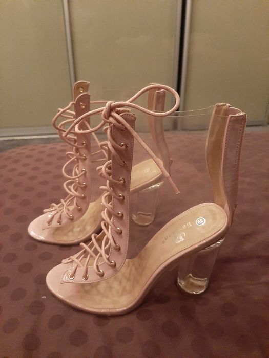 Продам новые летние ботинки