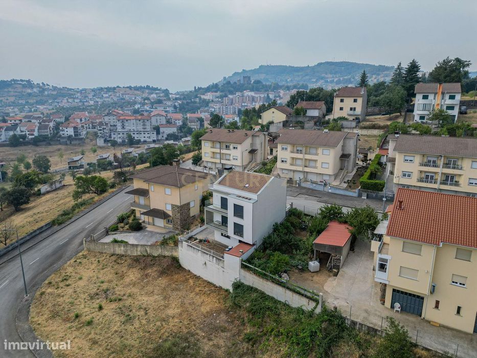 Moradia T5 em Bragança - Quase Nova e Pronta a Habitar