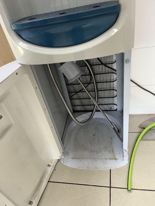 Кулер для води робочий