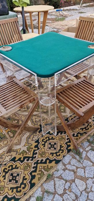 MESA DE JOGO EM  ACRILICO PEÇA UNICA COM QUATRO CADEIRAS INCLUIDAS