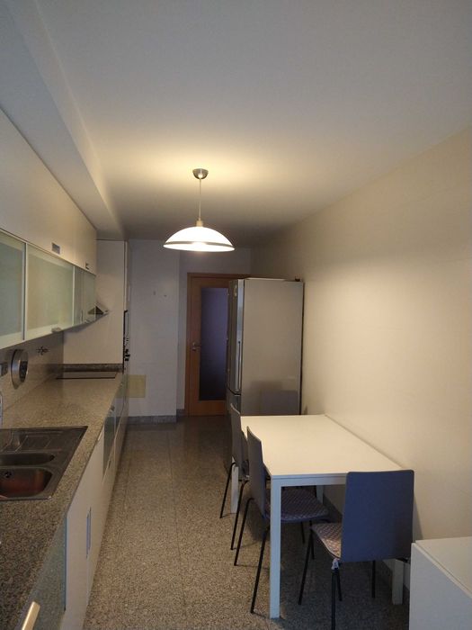 Quarto com casa de banho privativa a estudantes centro de Aveiro