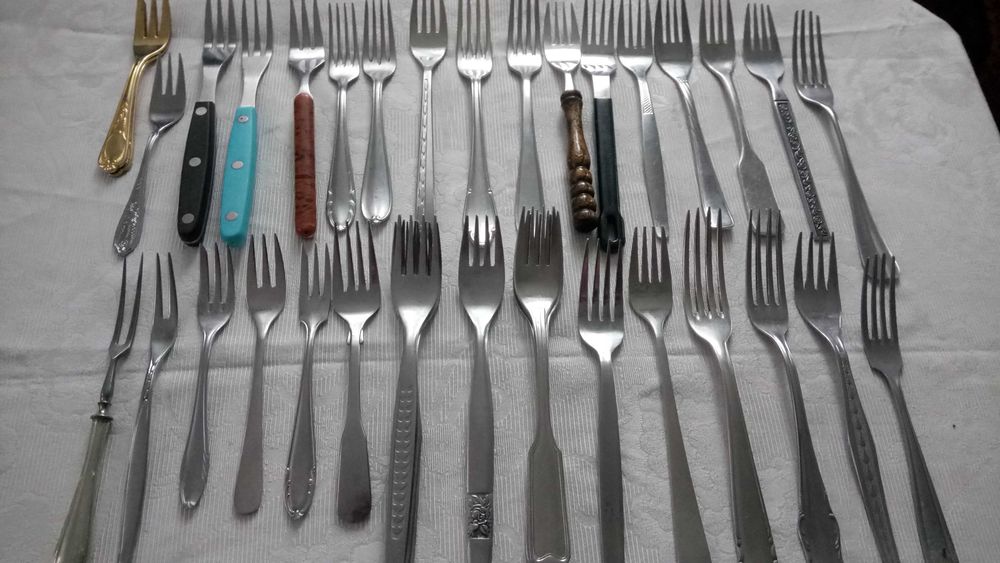 Различные столовые приборы.