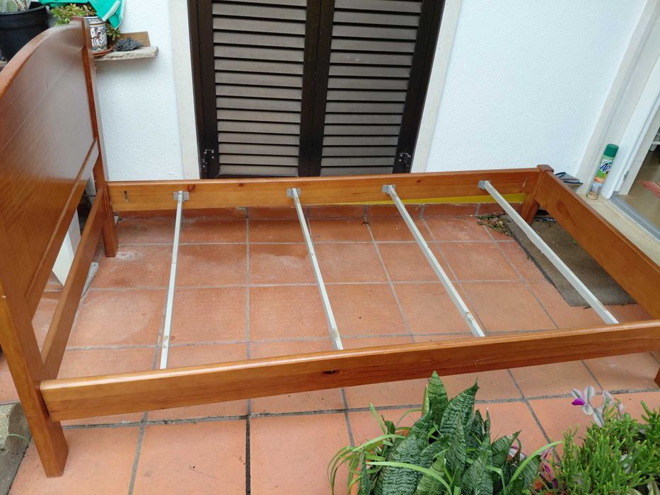 Cama em Madeira como Nova tem 1,95 cm