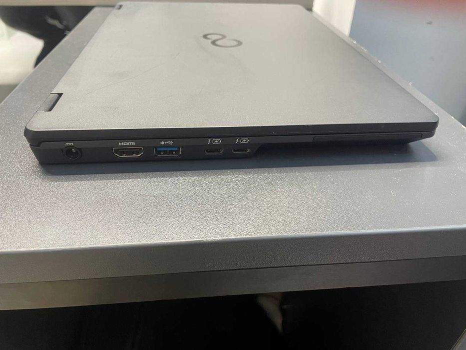 Ультралегкий 0.9кг! Fujitsu U7311 / i5-1135G7 / 8GB / IPS / LTE