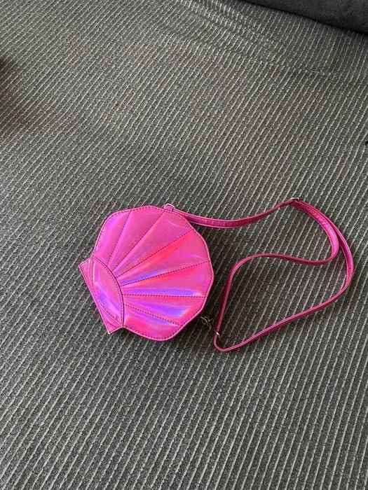 Рожева сумка у формі мушлі з іридесцентним блиском