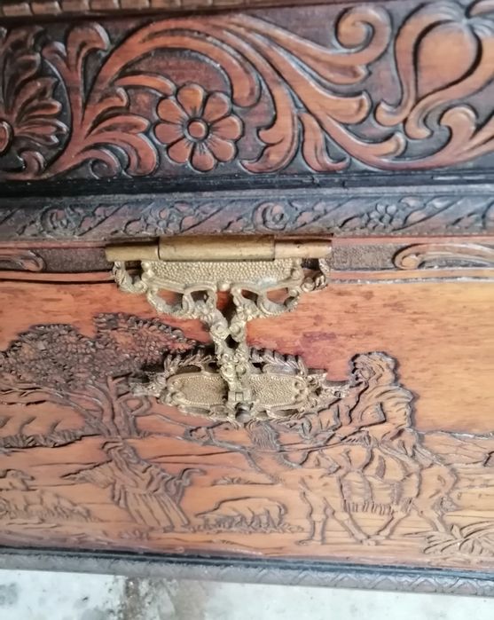 Arca antiga com mais de meio século. Toda trabalhada.