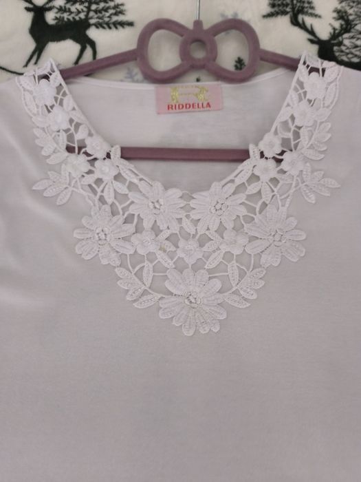 Bluzeczka z gipiurą i lekka haftowana bluzeczka