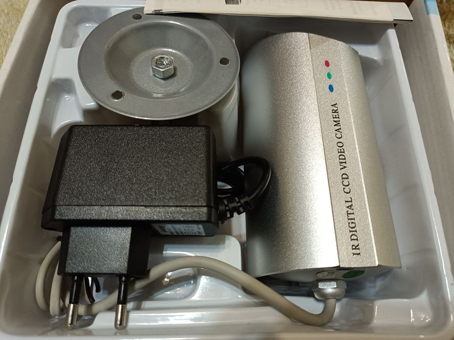 Câmera CCTV+IR c/suporte e fonte de alimentação interior/exterior novo