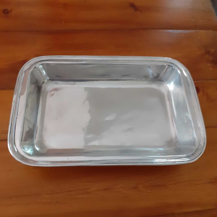 Travessa em fundição de alumínio. Vai ao forno