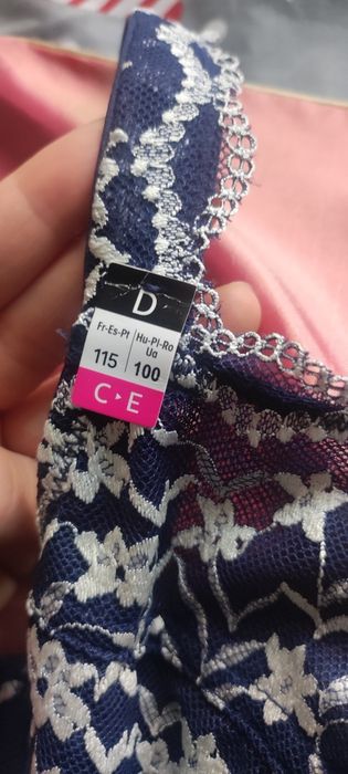 Nowy biustonosz koronkowy In Extenso 100 D z szerokimi ramiączkami.
