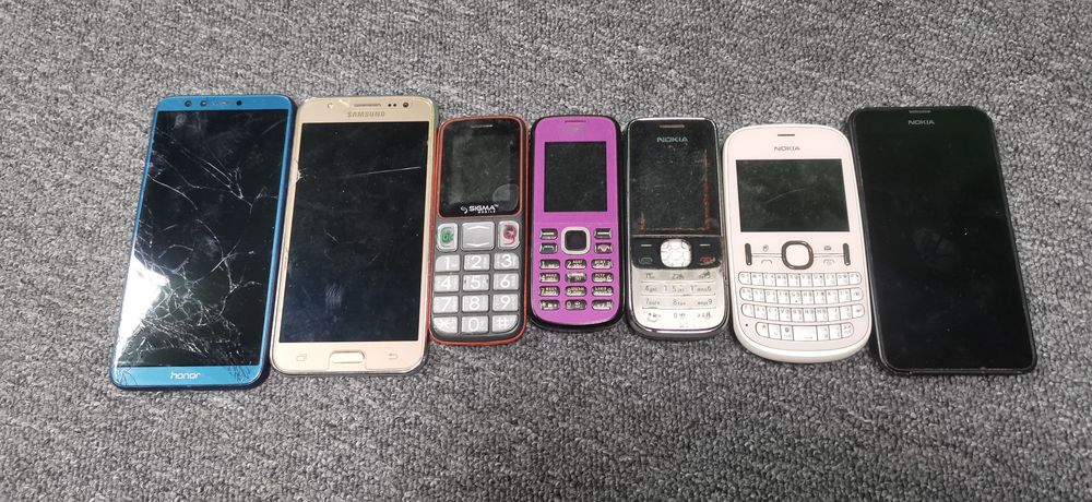 Телефони одним лотом.