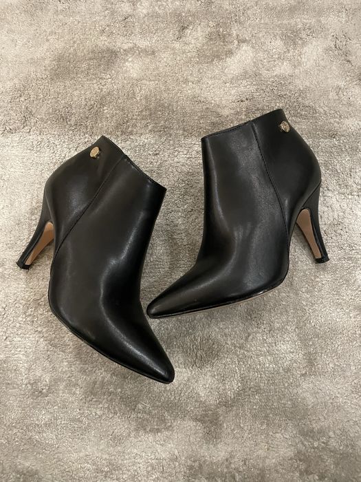 Botins em pele de cor preta