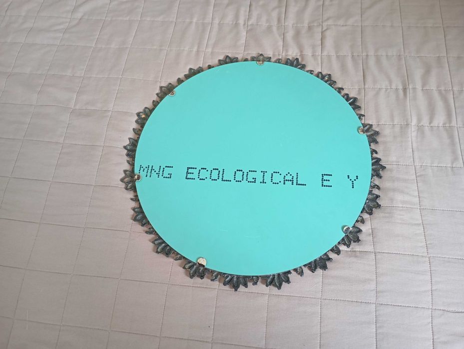 Дзеркало у латунній оправі