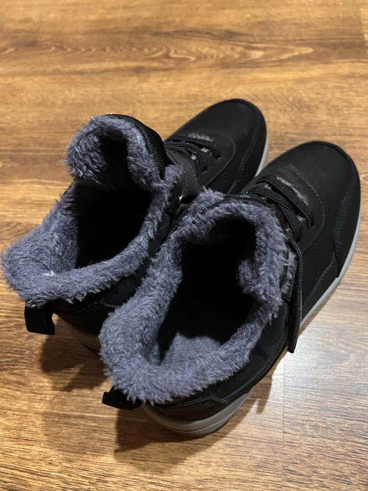 Кросівки теплі у розмірі 39