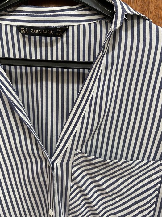 Camisa às riscas azul e branca fluída decote em V Zara
